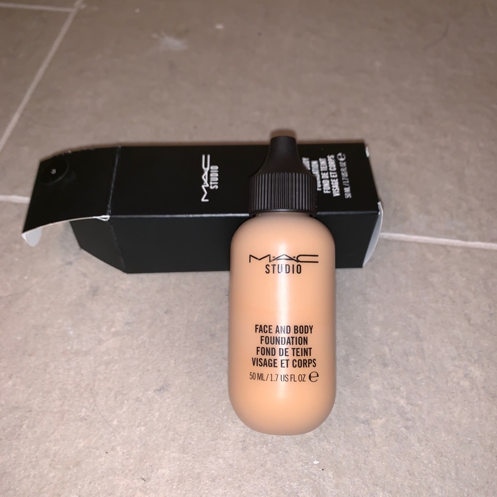 Brand New Mac Face and Body Foundation